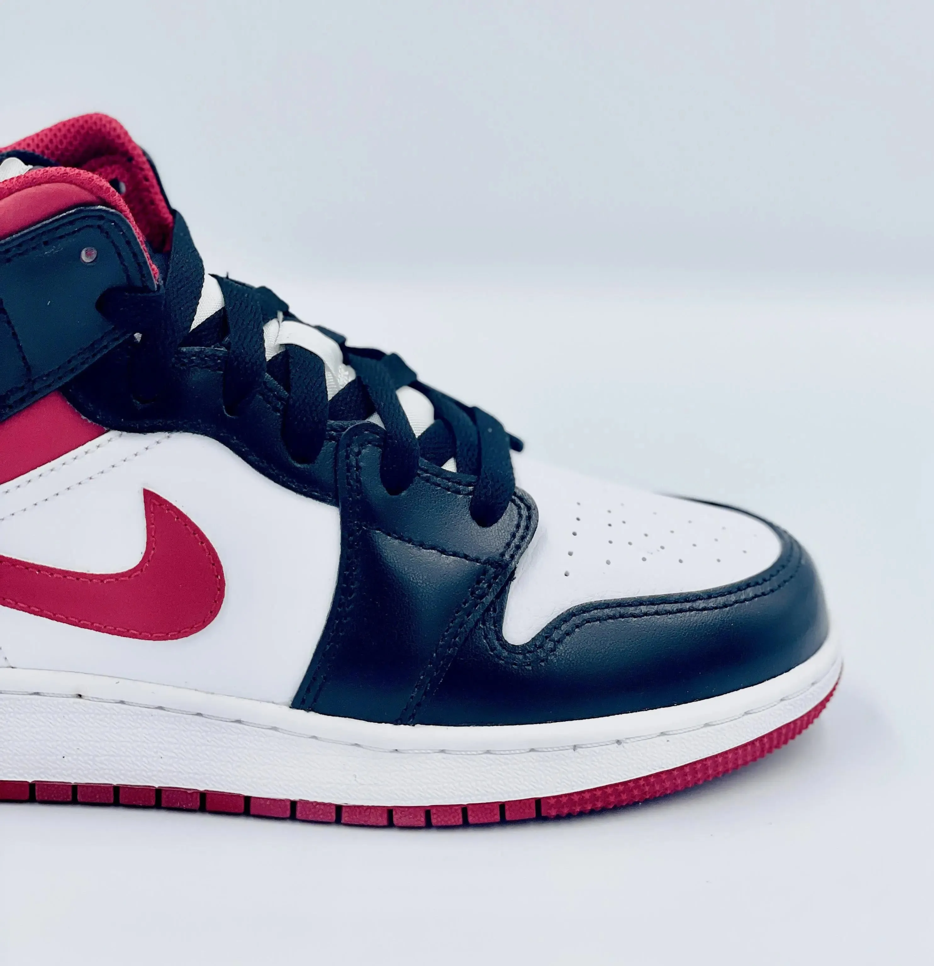 Jordan 1 Mid Gym Red Black White (GS)